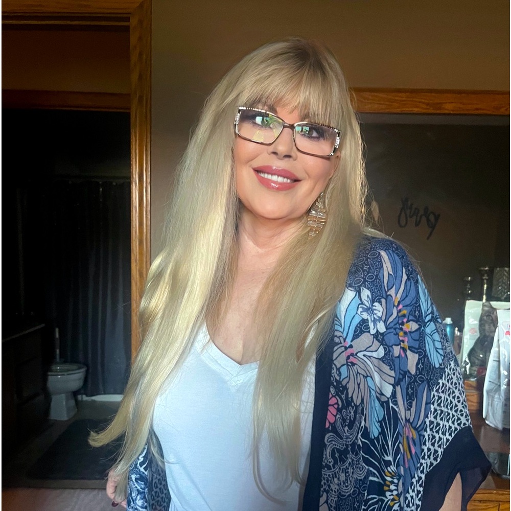 Meet your Posher, Cynthia Hi everyone I’m so happy to be joining you.